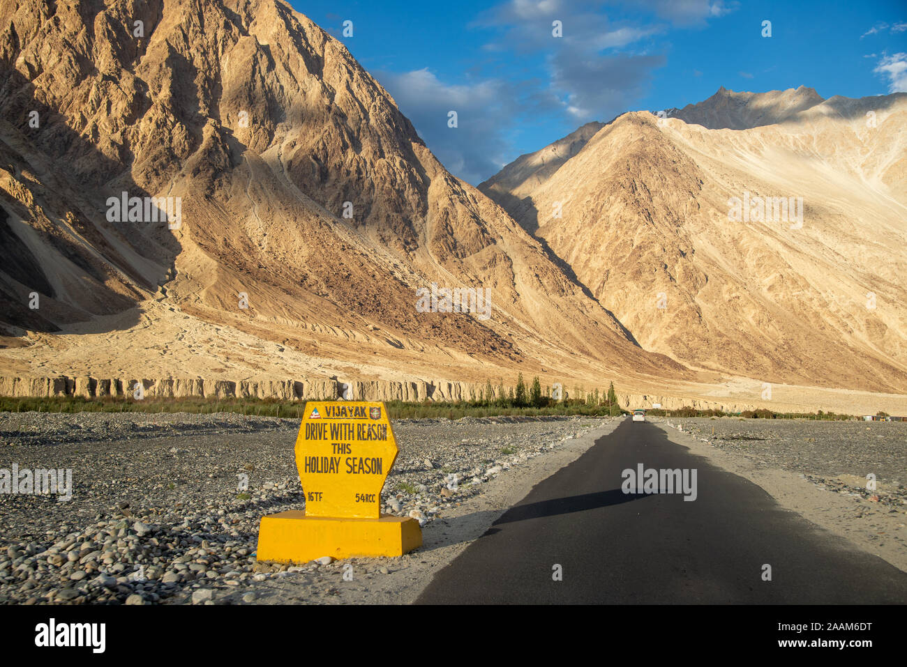 empty road in Himalayas in Nubra valley, Ladakh, India Stock Photo - Alamy