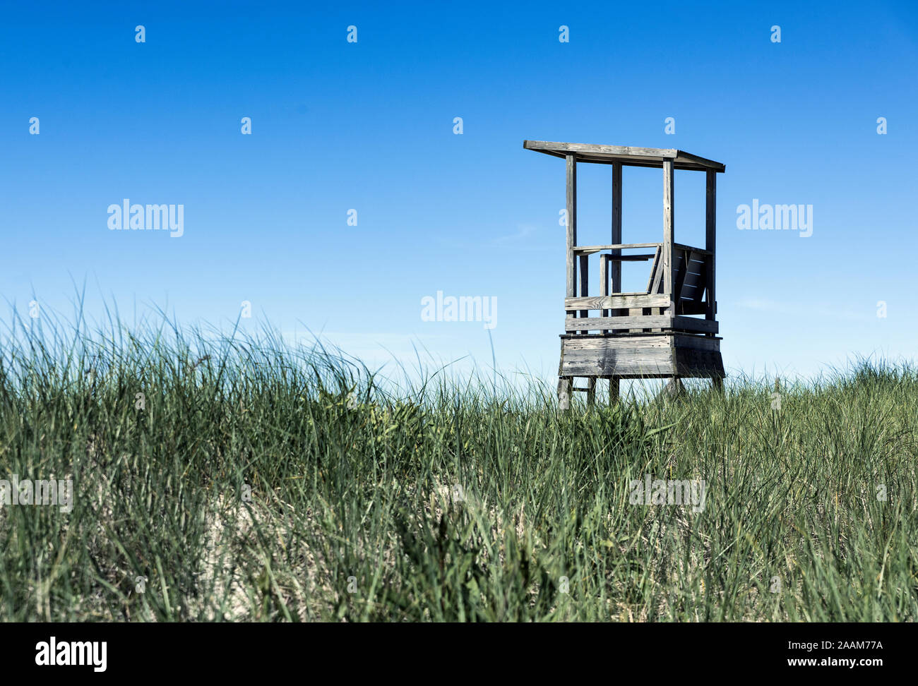 Rustic lifeguard stand overlooking the beach at Red River Beach, Harwich, Cape Cod, Massachusetts, USA. Stock Photo