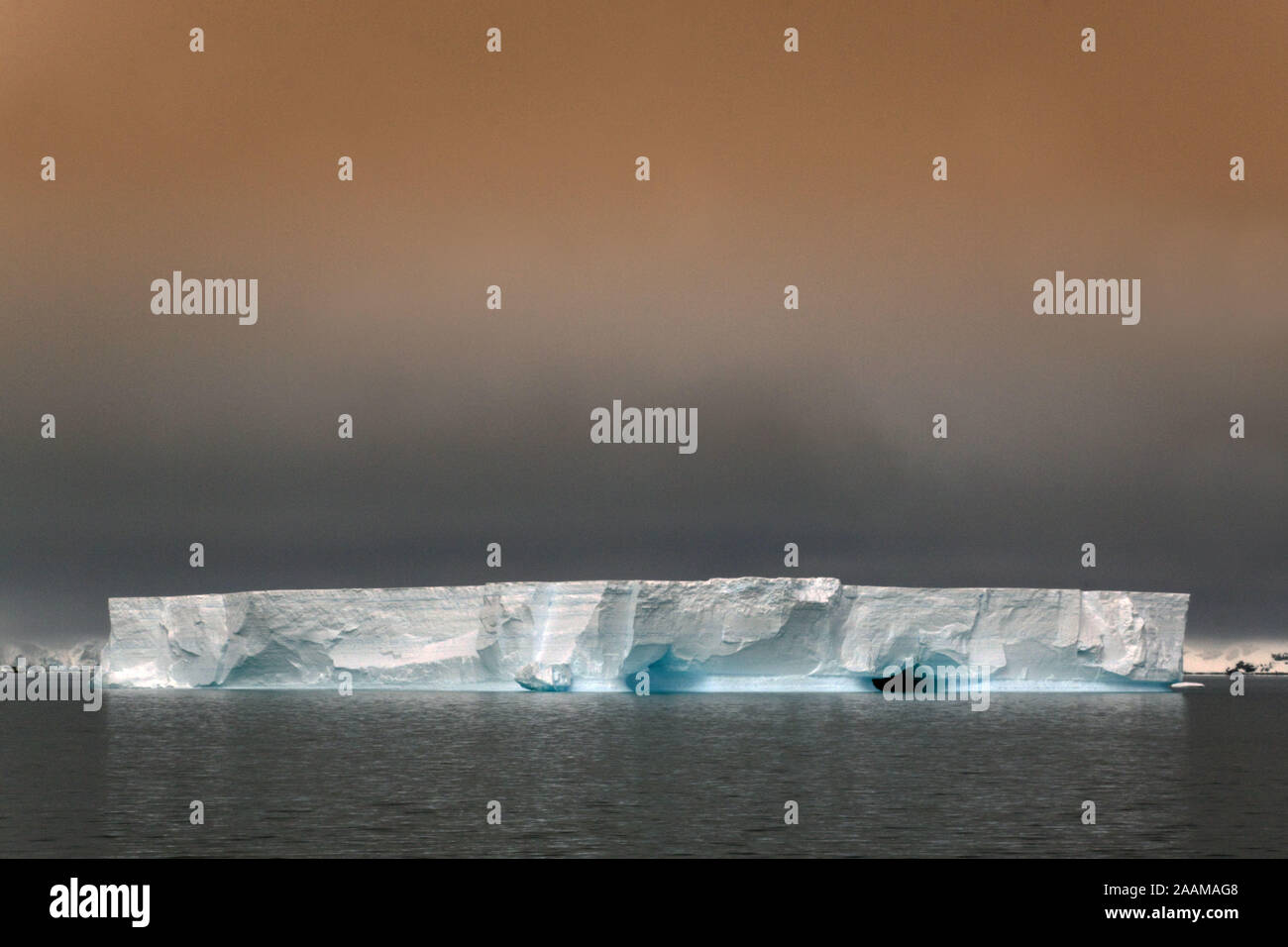 Das antarktische Meer ist das Meer der Eisberge Stock Photo