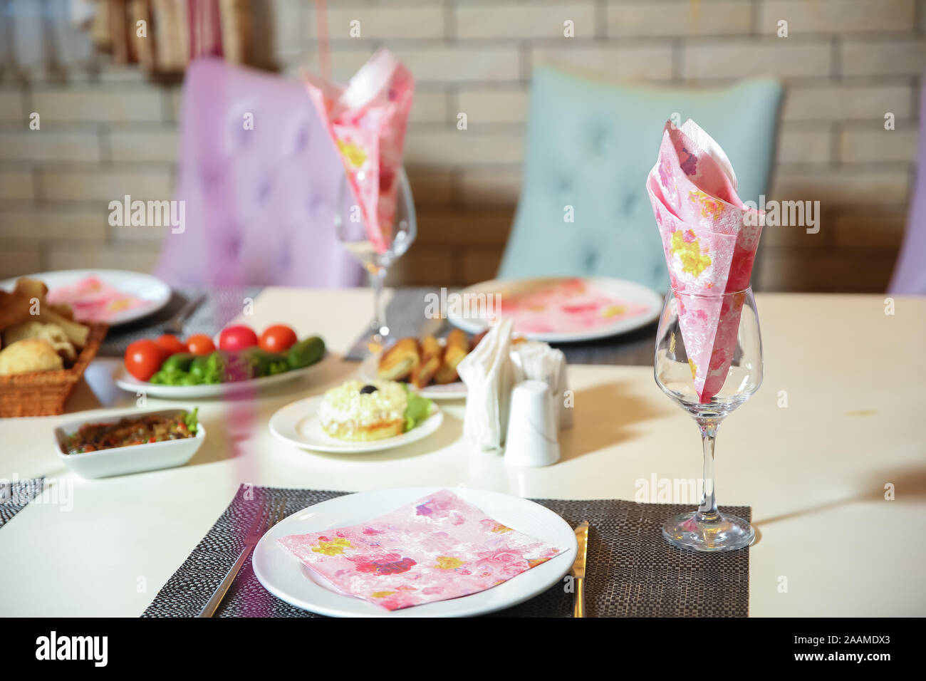 Pink tissue papers in glass .wedding table - decoration with glasses and  paper napkin . napkin on the plate . Glass with paper napkins on table  Stock Photo - Alamy