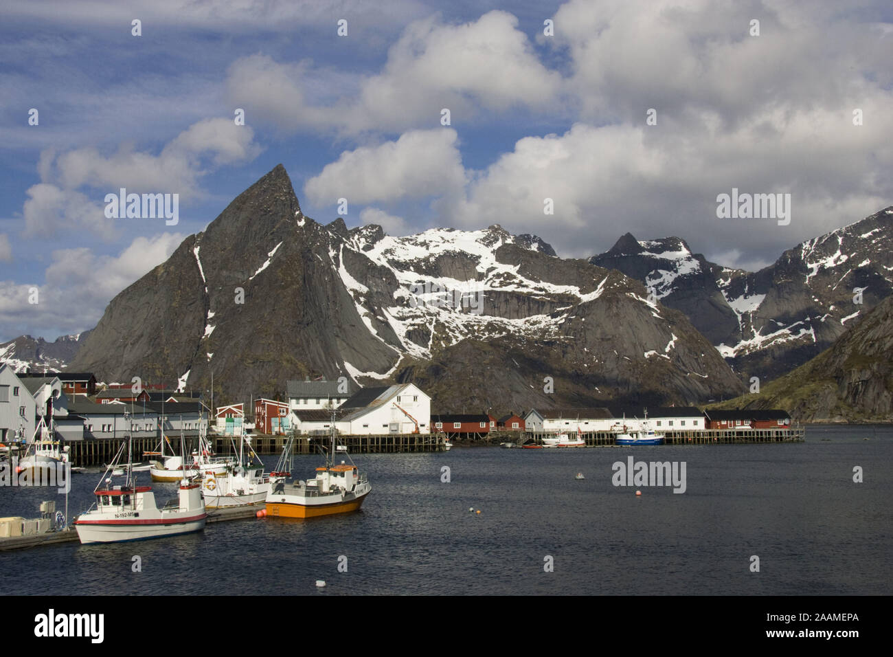 Fischerboote im Hafen von Hamnoy, Lofoten Stock Photo
