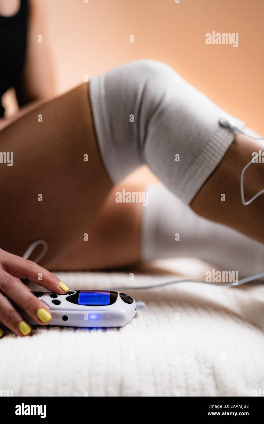 https://c8.alamy.com/comp/2AAMJB8/physical-therapy-with-tens-machine-2AAMJB8.jpg