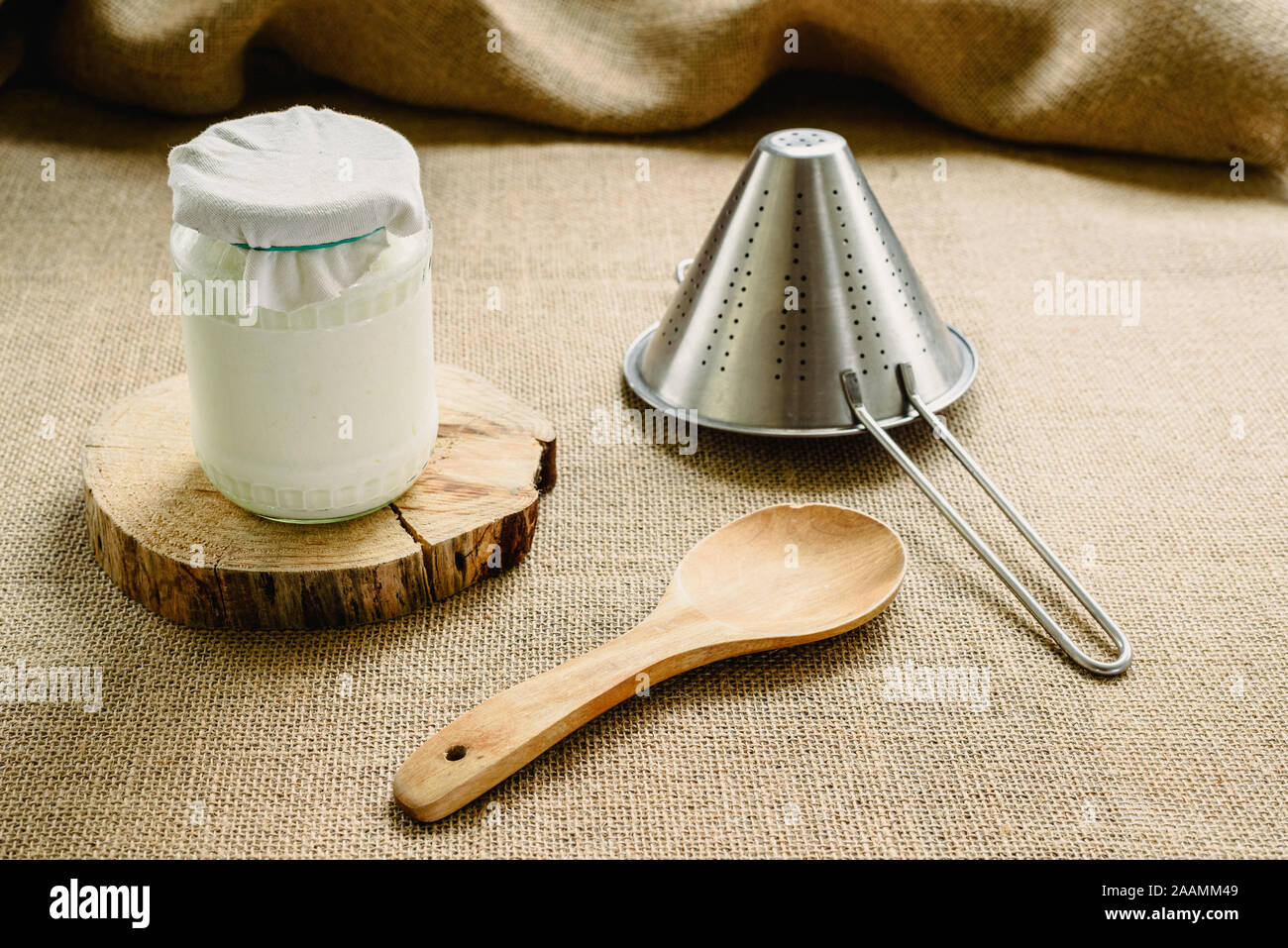 Preparation of a homemade milk kefir, separating the grains from the