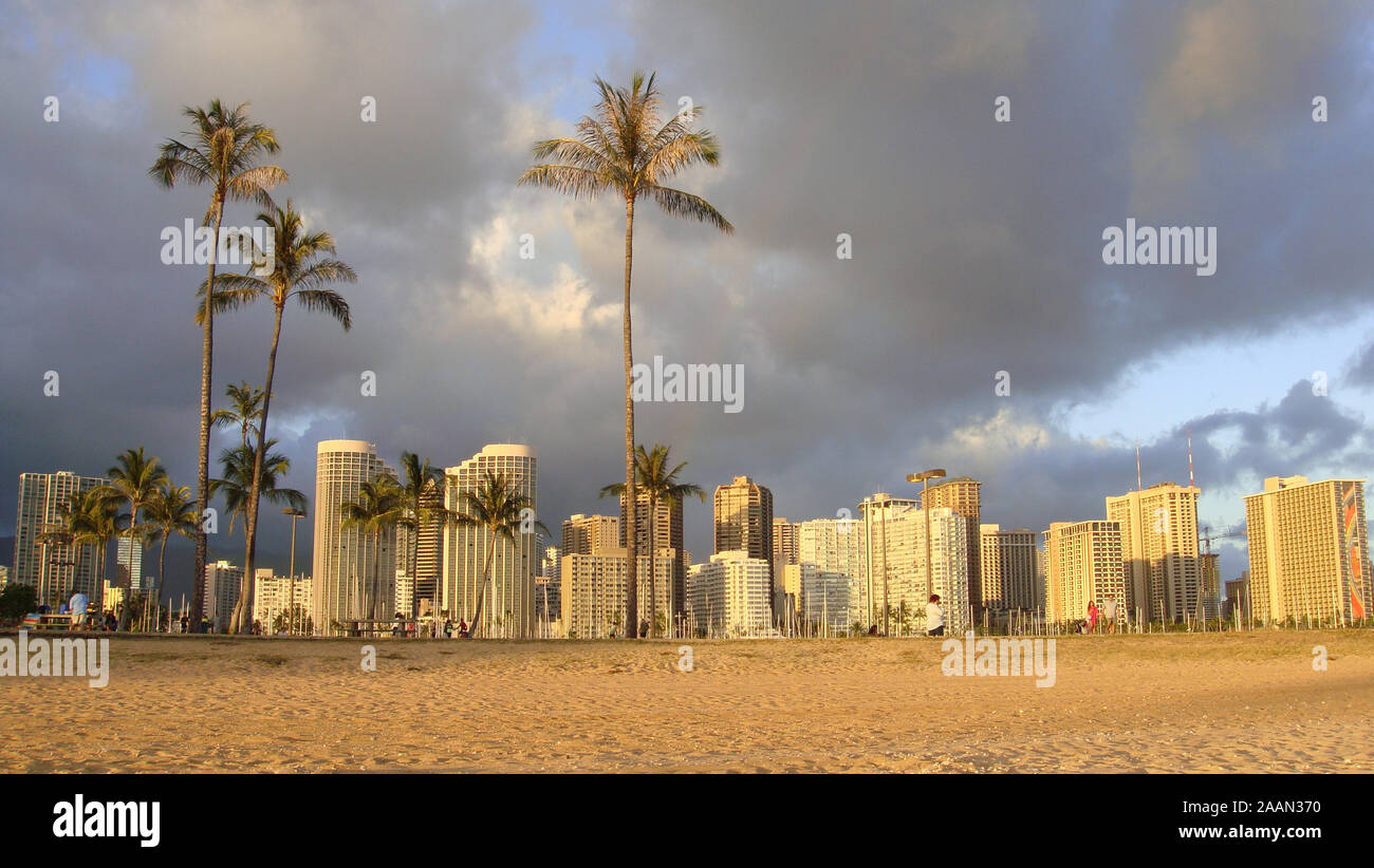 Honolulu skyline lagoon sunset hi-res stock photography and images - Alamy