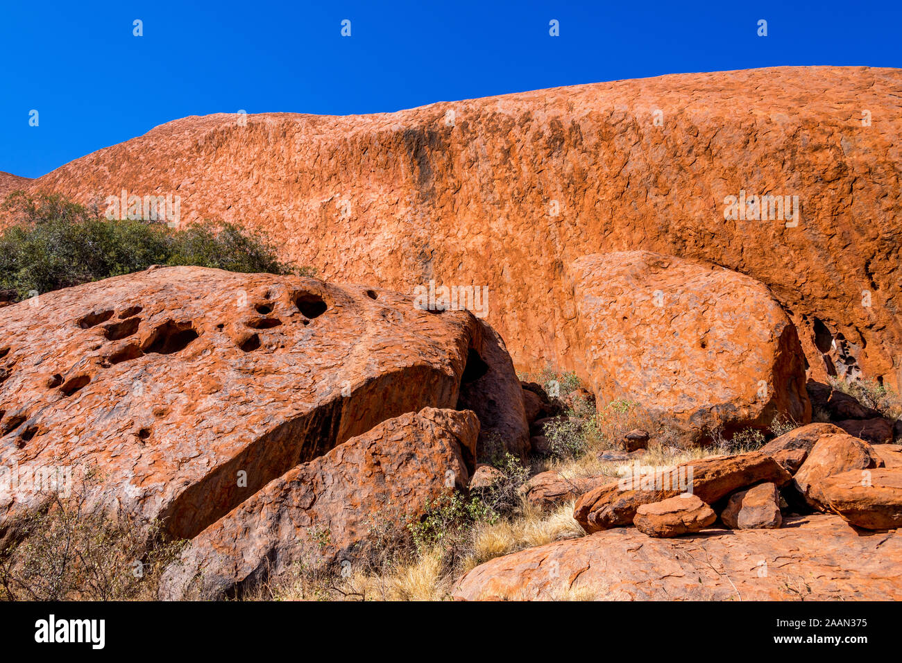 The Mala walk goes from the Mala carpark to Kantju Gorge along the base of Uluru (Ayres Rock). Uluru, Northern Territory, Australia Stock Photo