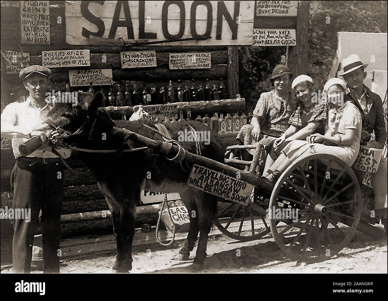 PROHIBITION / TEETOTALISM /  MOONSHINE / ABSTINENCE - A holiday jaunt in the USA to buy booze from a Moonshine (illegal alcohol) saloon in Arkansas, USA. c 1920's Stock Photo