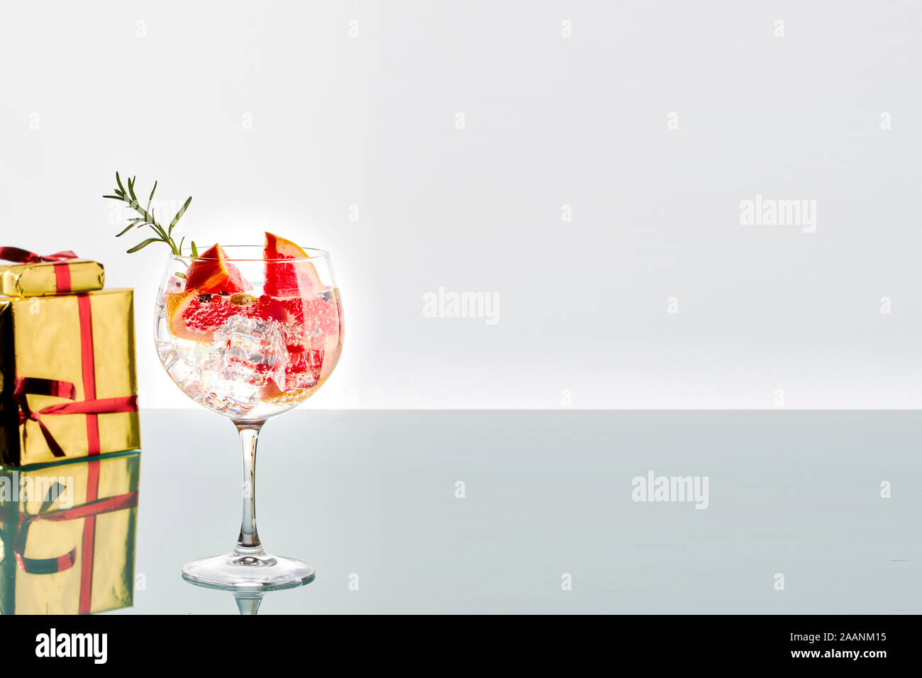 Fancy gin and tonic hi-res stock photography and images - Alamy