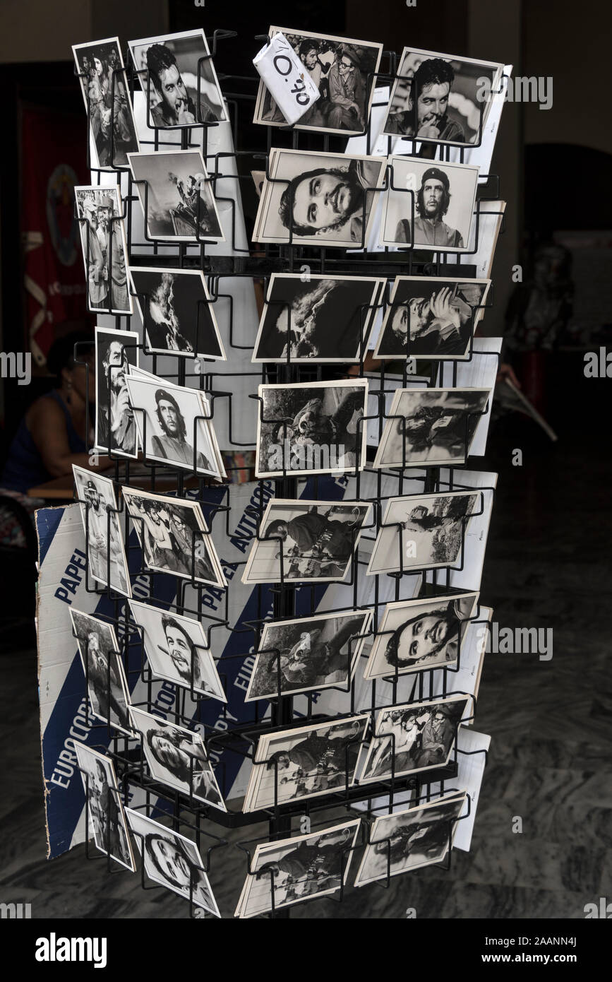 A postcard rack of images of Ernesto 'Che' Guevara, an Argentine Marxist revolutionary and was one of the leaders with Fidel Castrol during the 1959 Stock Photo