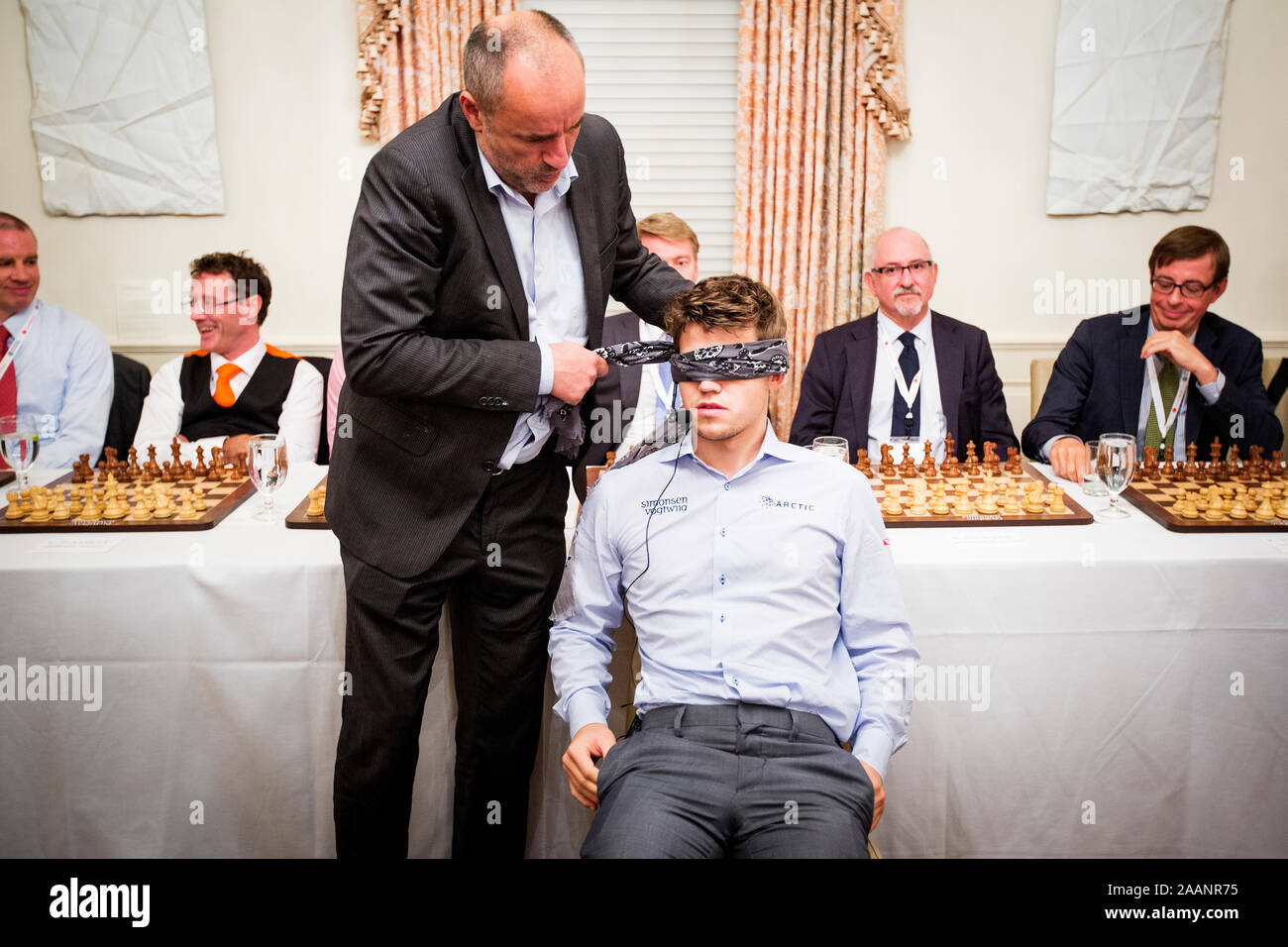 Magnus Carlsen plays blindfolded #chess #chesslover #magnuscarlsen