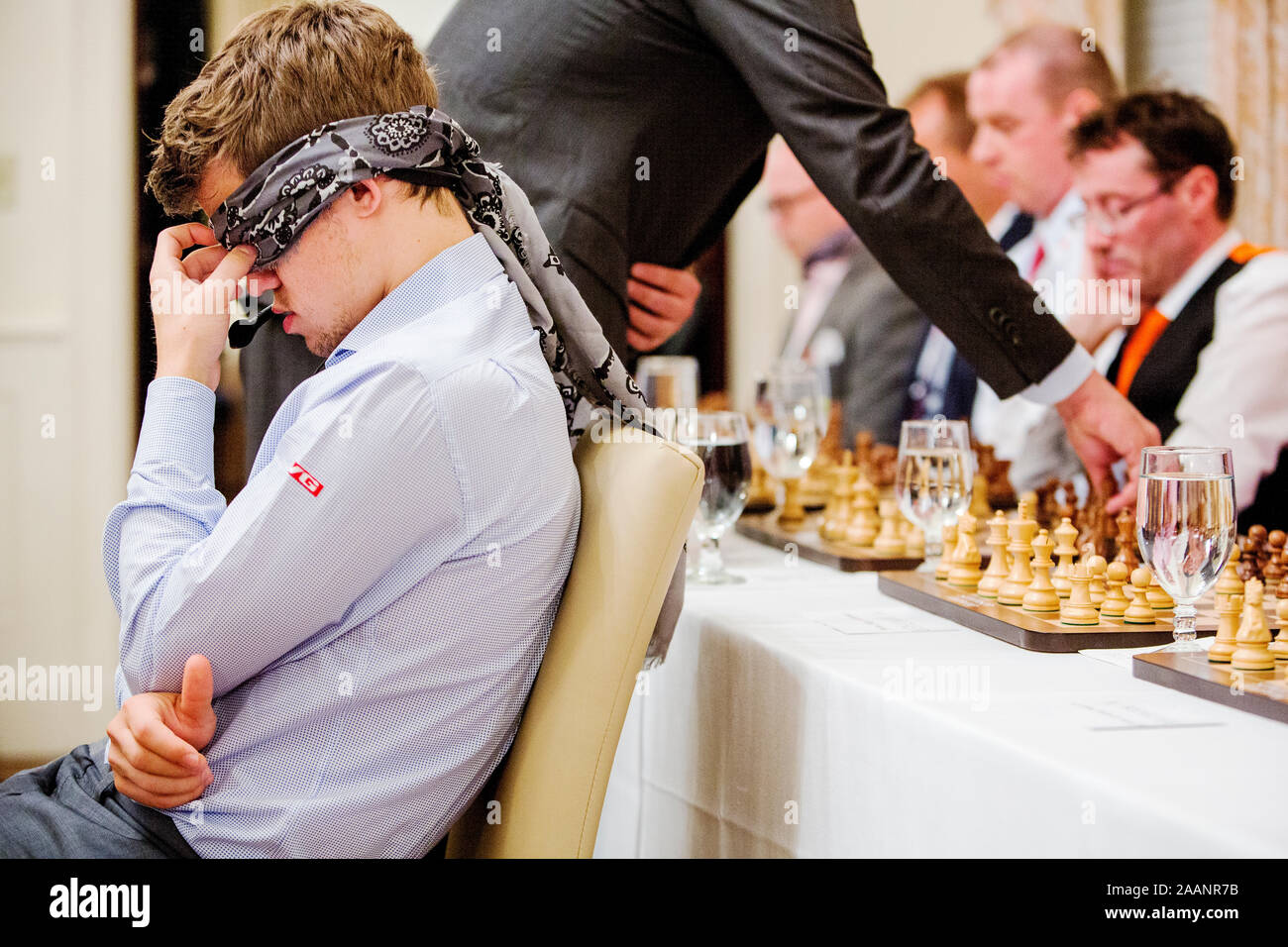 Grandmaster plays 10 simultaneous chess games blindfolded in