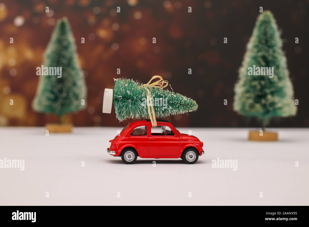 Christmas tree on car roof hires stock photography and images Alamy