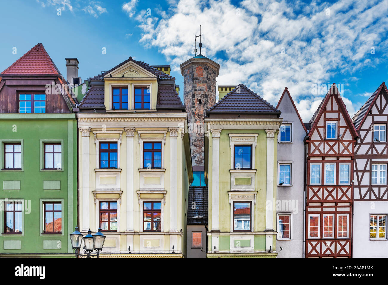 Town houses and the Costermongers Tower (Wieza Kramarska) on the market square (Rynek) in Luban, Lower Silesian Voivodeship, Poland, Europe Stock Photo