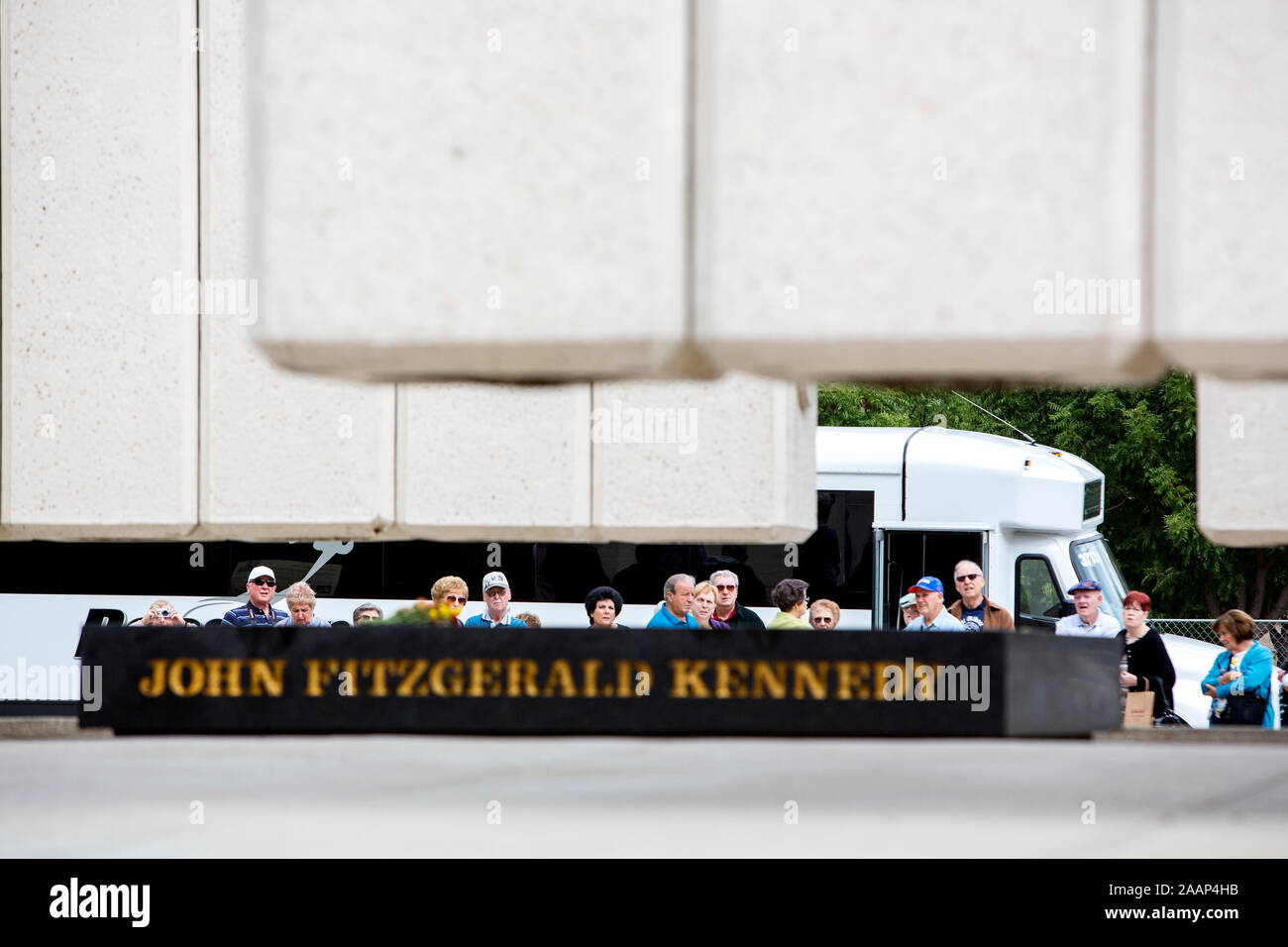 Tourists at the John Fitzgerald Kennedy Memorial, a monument in the West End District of Dallas. The monument was erectred in 1970 and was designed by architect Philip Johnson. The monument is about 180 meters from Dealey Plaza, where US President John F. Kennedy was assassinated. Stock Photo