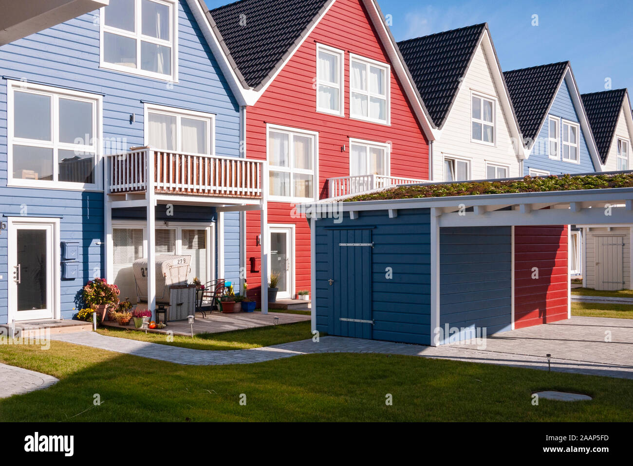 Wohnsiedlung mit kleinen Einfamilienhäusern und Ferienwohnungen in Hörnum auf Sylt Stock Photo