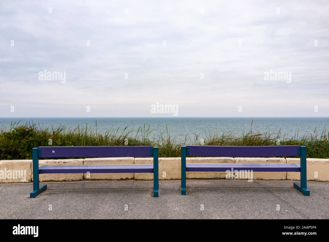 Zwei Bänke mit Meerblick am Strand in Wenningstedt auf Sylt Stock Photo