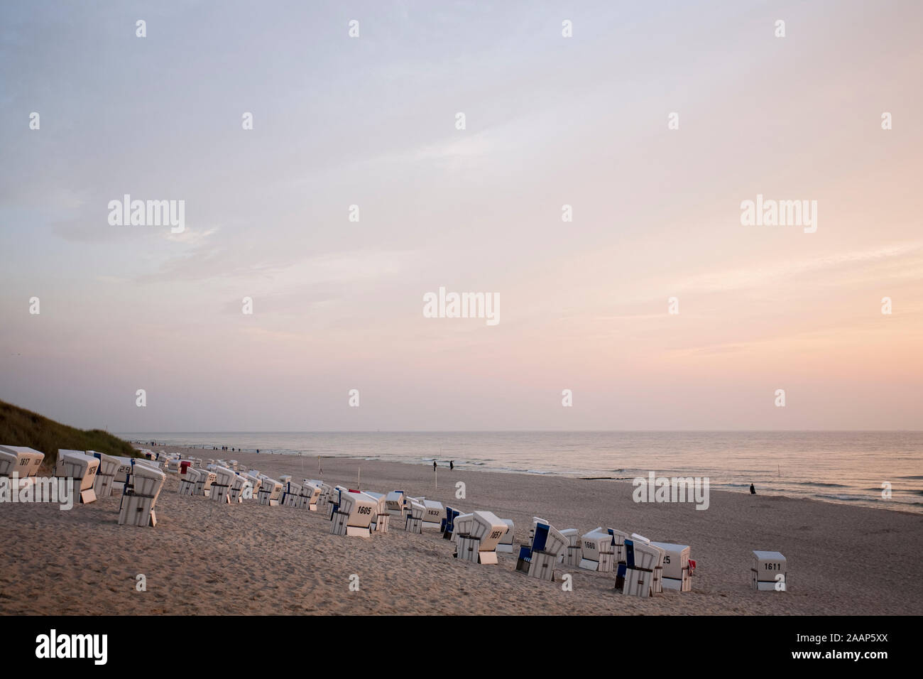Strandkoerbe in der Abendsonne am Strand bei Wenningstedt auf Sylt Stock Photo