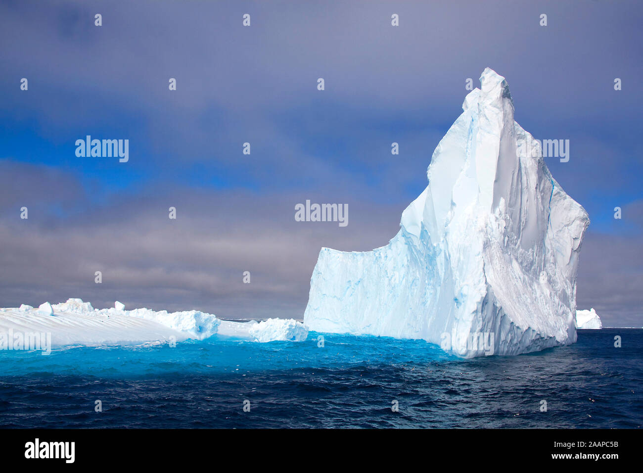 Das antarktische Meer ist das Meer der Eisberge Stock Photo