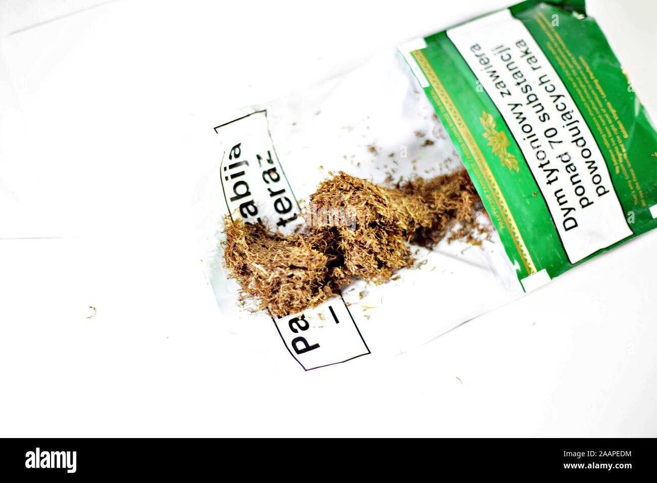 hand rolling tobacco golden virginia Golden virginia hand rolling tobacco hi-res stock photography and images