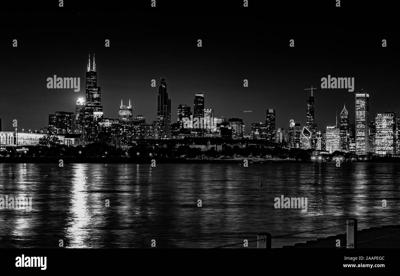 Chicago skyline night Black and White Stock Photos & Images - Alamy