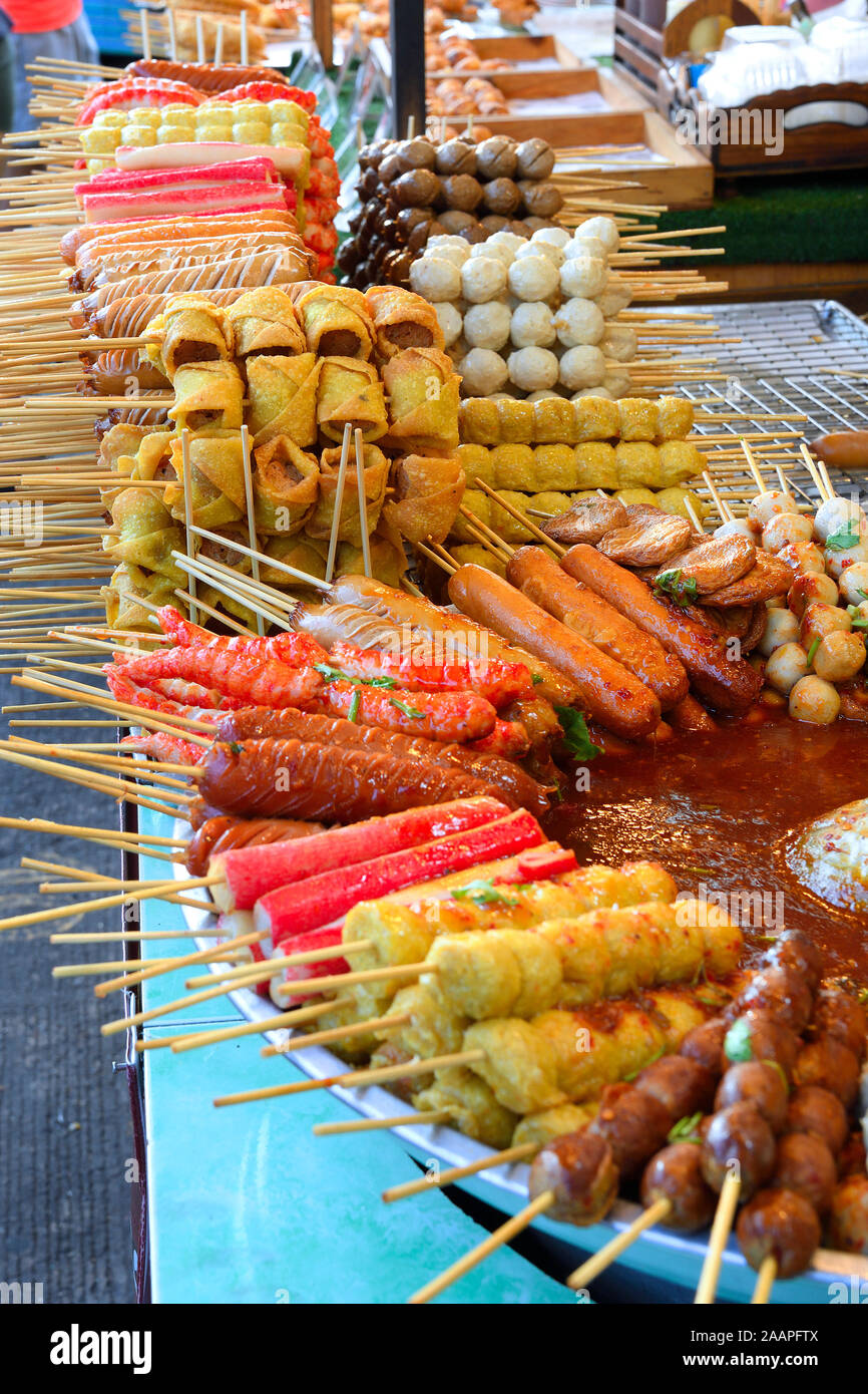 verschiedene Spieße mit Fleisch und Meeresfrüchten, Seefood, landestypisch, auf dem Naka Weekend Market, Phuket, Thailand Stock Photo