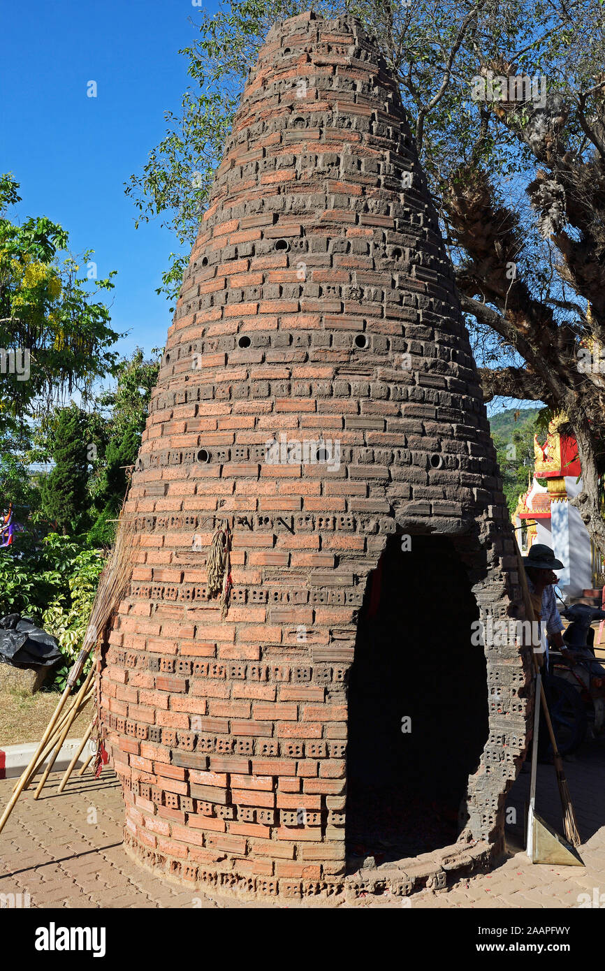 Ofen zum Abbrennen von Feuerwerkskörpern zur Ehrung der Götter und Aussprechen von Wünschen,  Wat Chalong, größter Tempel auf Phuket, Thailand Stock Photo