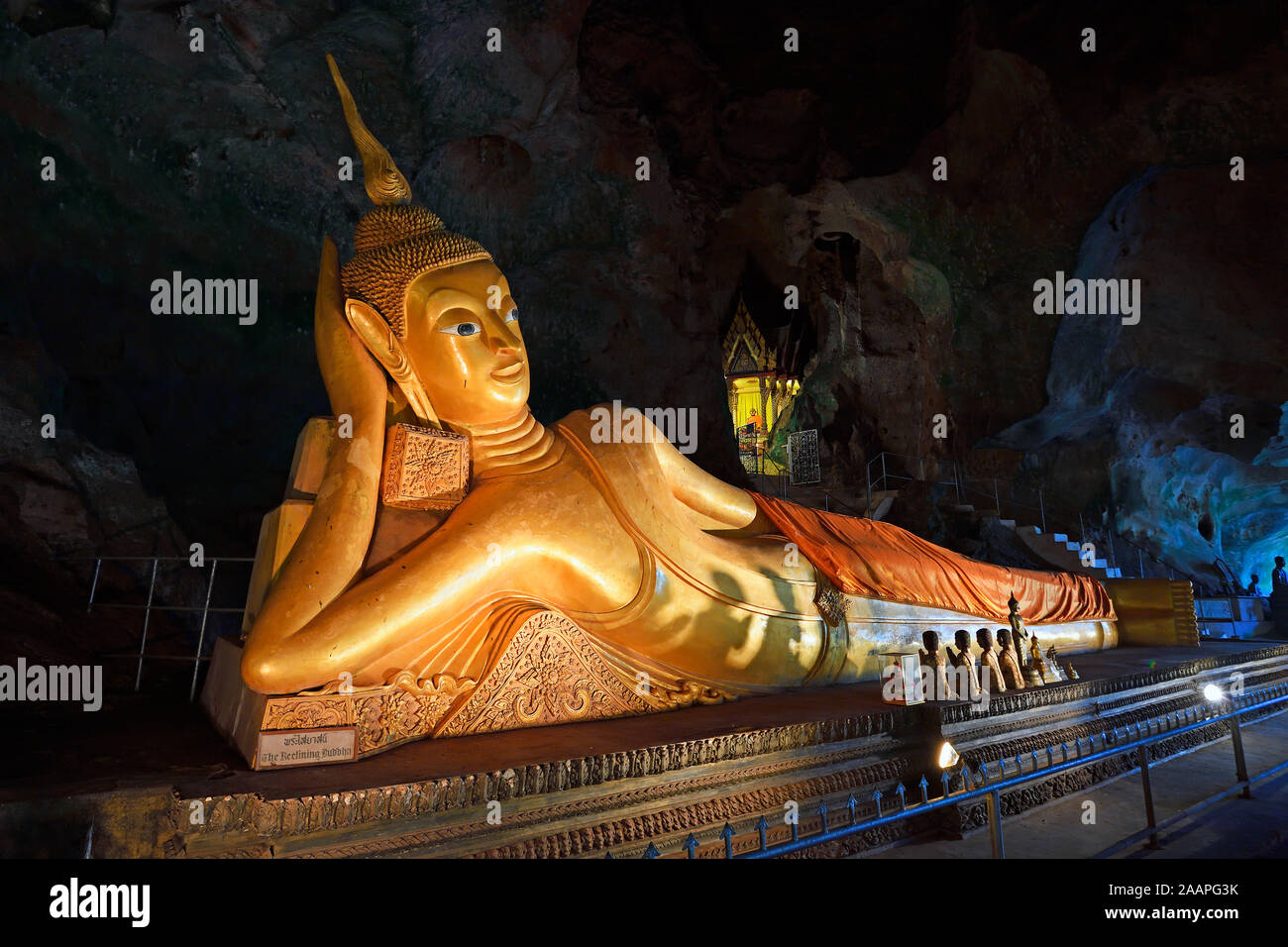 liegender goldener Buddha im Höhlentempel Wat Tham Suwan Khuha, Phang Nga, Thailand Stock Photo