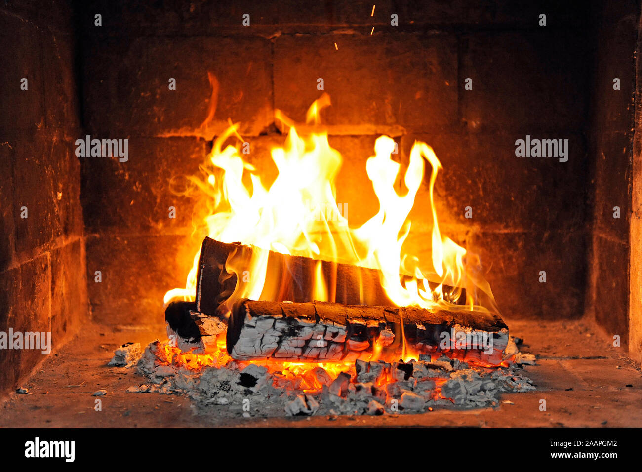 Holzfeuer in einem offenen Kamin Stock Photo