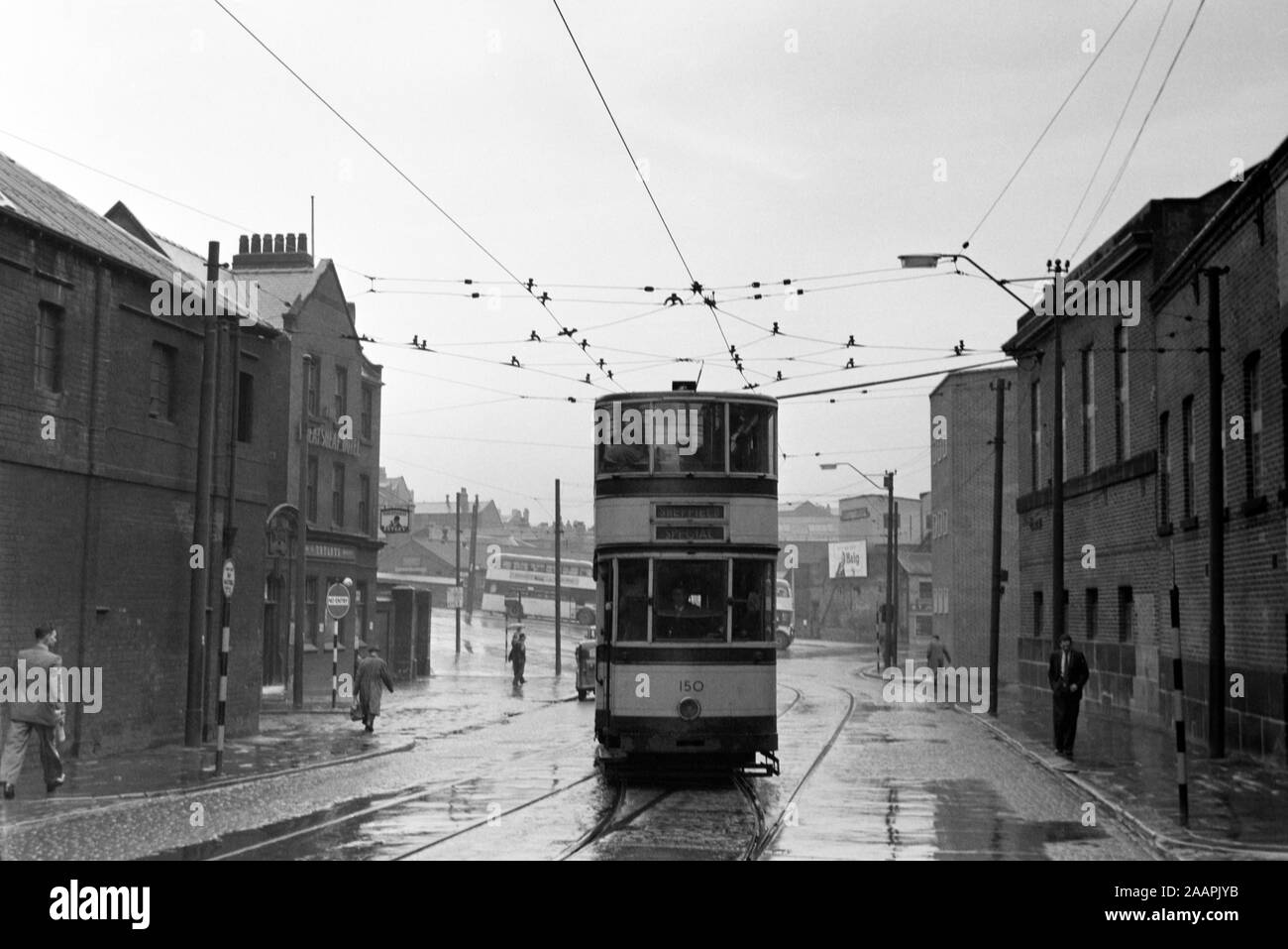 Sheffield Standard Tram No 150 outside the Wheatsheaf Hotel, No. 13, Bridge Street. The building was demolished 1970s. Taken on a rainy day in 1960 within Sheffield City Centre. Stock Photo