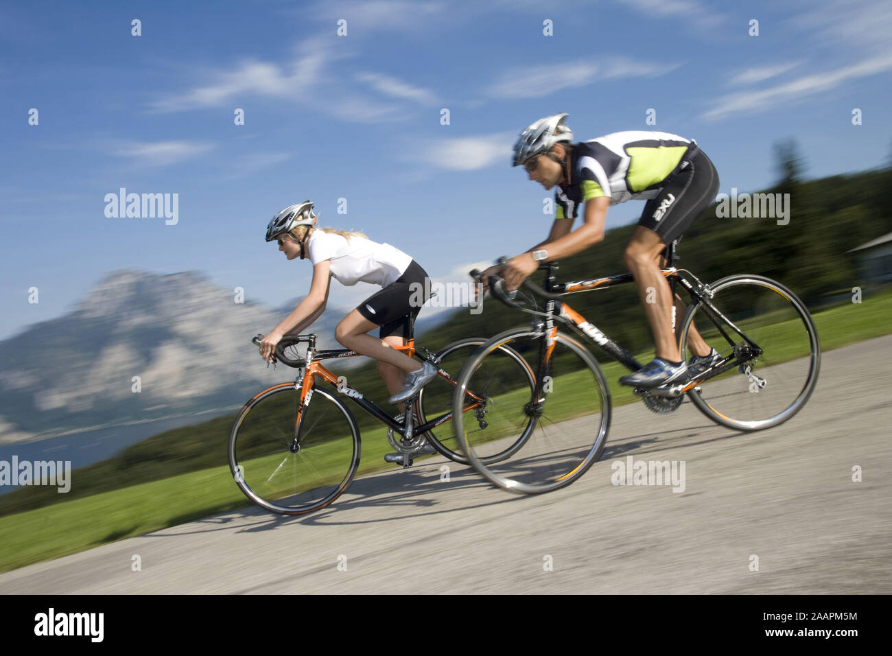 Mann und Frau mit dem Rennrad in alpiner Landschaft Stock Photo - Alamy