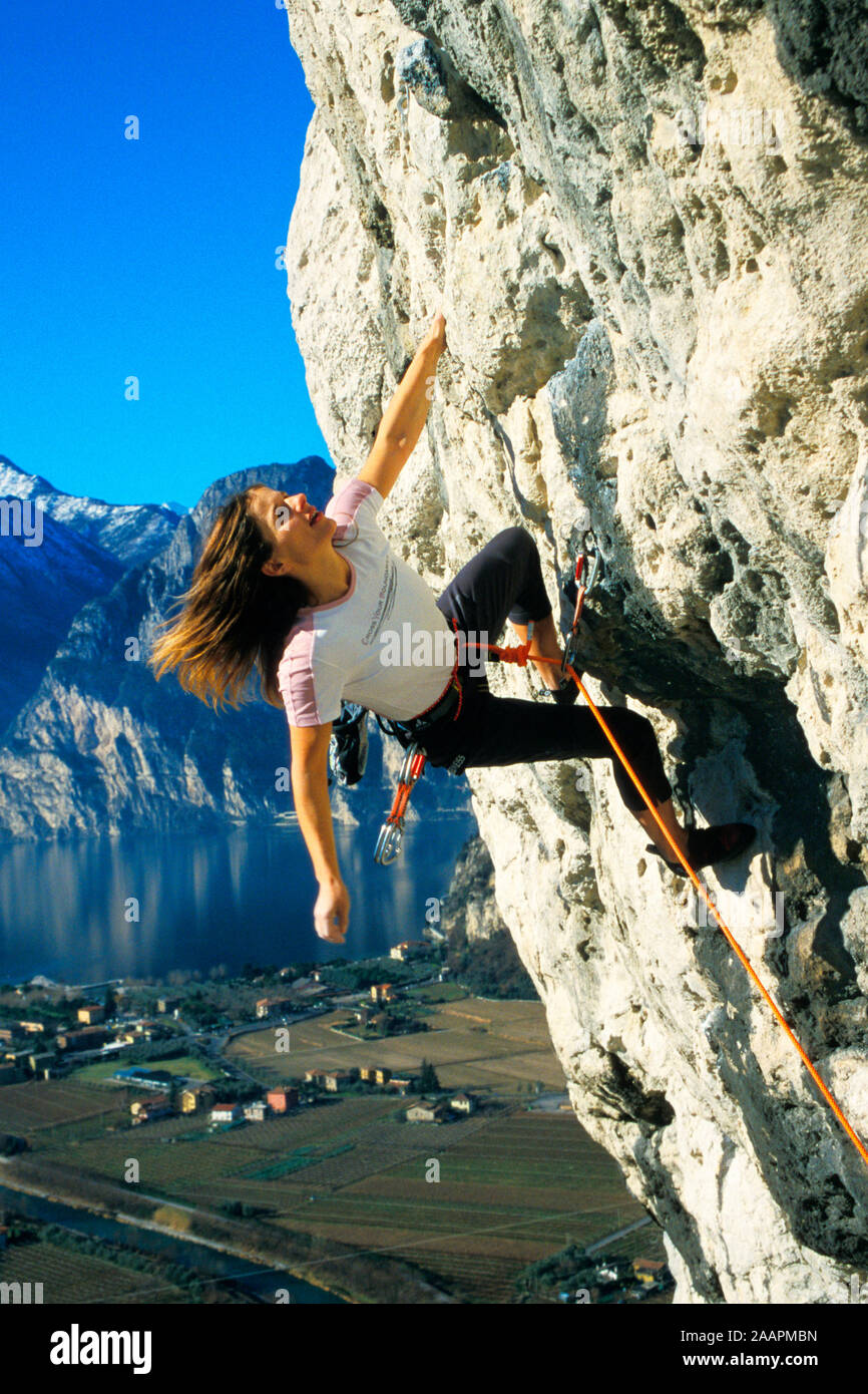 Frau klettert am Berg Stock Photo