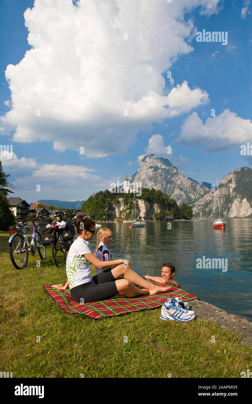Familie mit dem Fahrrad in alpiner Landschaft macht Rast am See Stock Photo