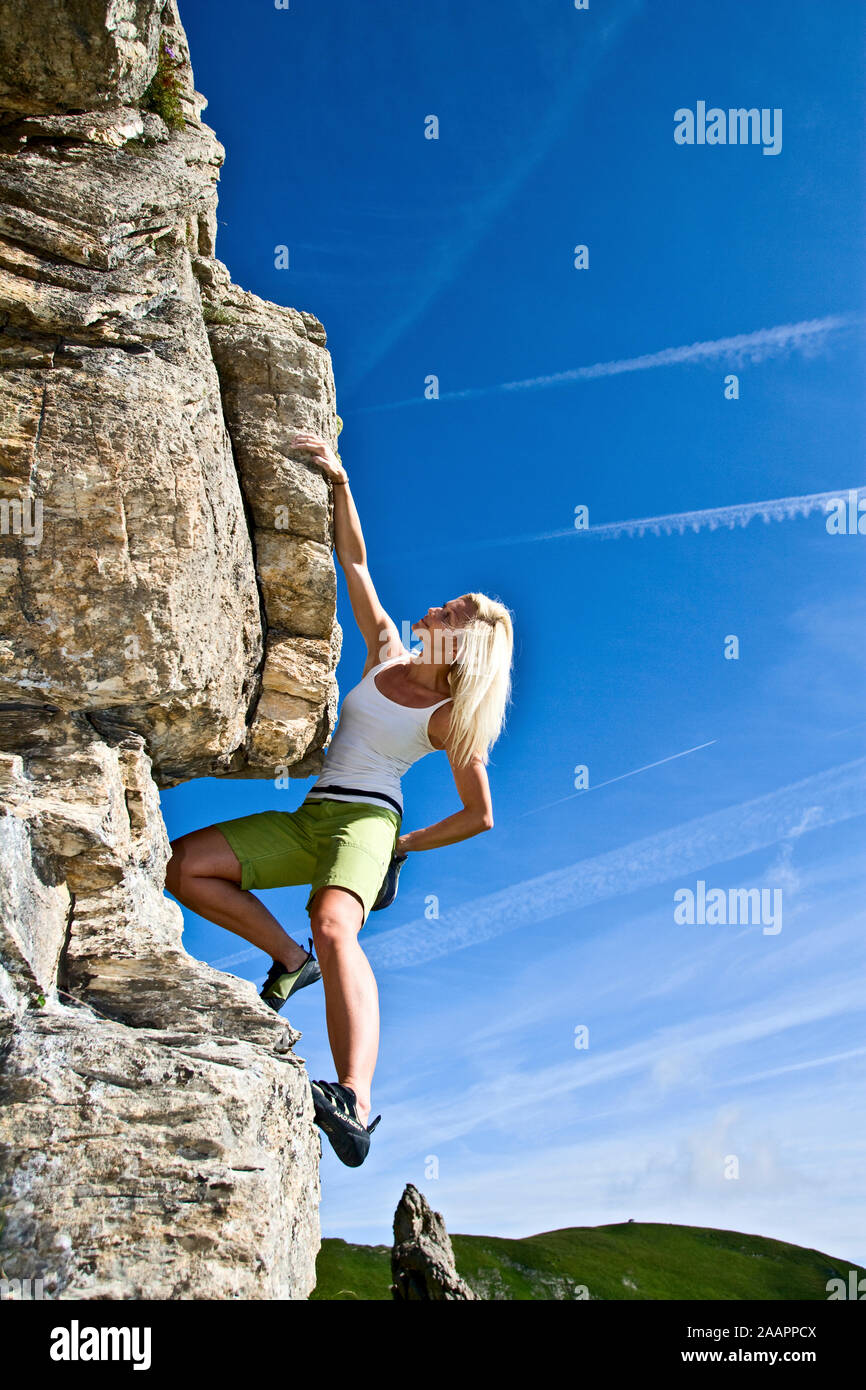 Frau klettert am Berg Stock Photo