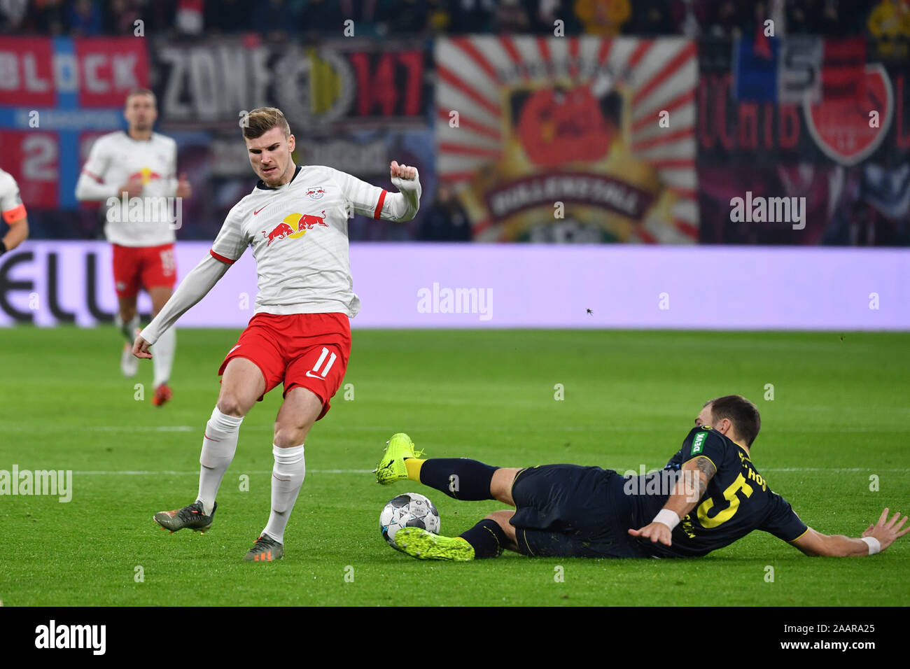 Leipzig, Germany. 23rd Nov, 2019. Emil FORSBERG (L), action, duels versus Rafael CZICHOS (1.FC Cologne). Soccer 1. Bundesliga, 12.matchday, matchday12, RB Leipzig (L) - 1.FC Cologne (K) 4-1, on 23/11/2019 in LEIPZIG, REDBULLARENA, DFL REGULATIONS PROHIBIT ANY USE OF PHOTOGRAPHS AS IMAGE SEQUENCES AND/OR QUASI-VIDEO. | usage worldwide Credit: dpa/Alamy Live News Stock Photo