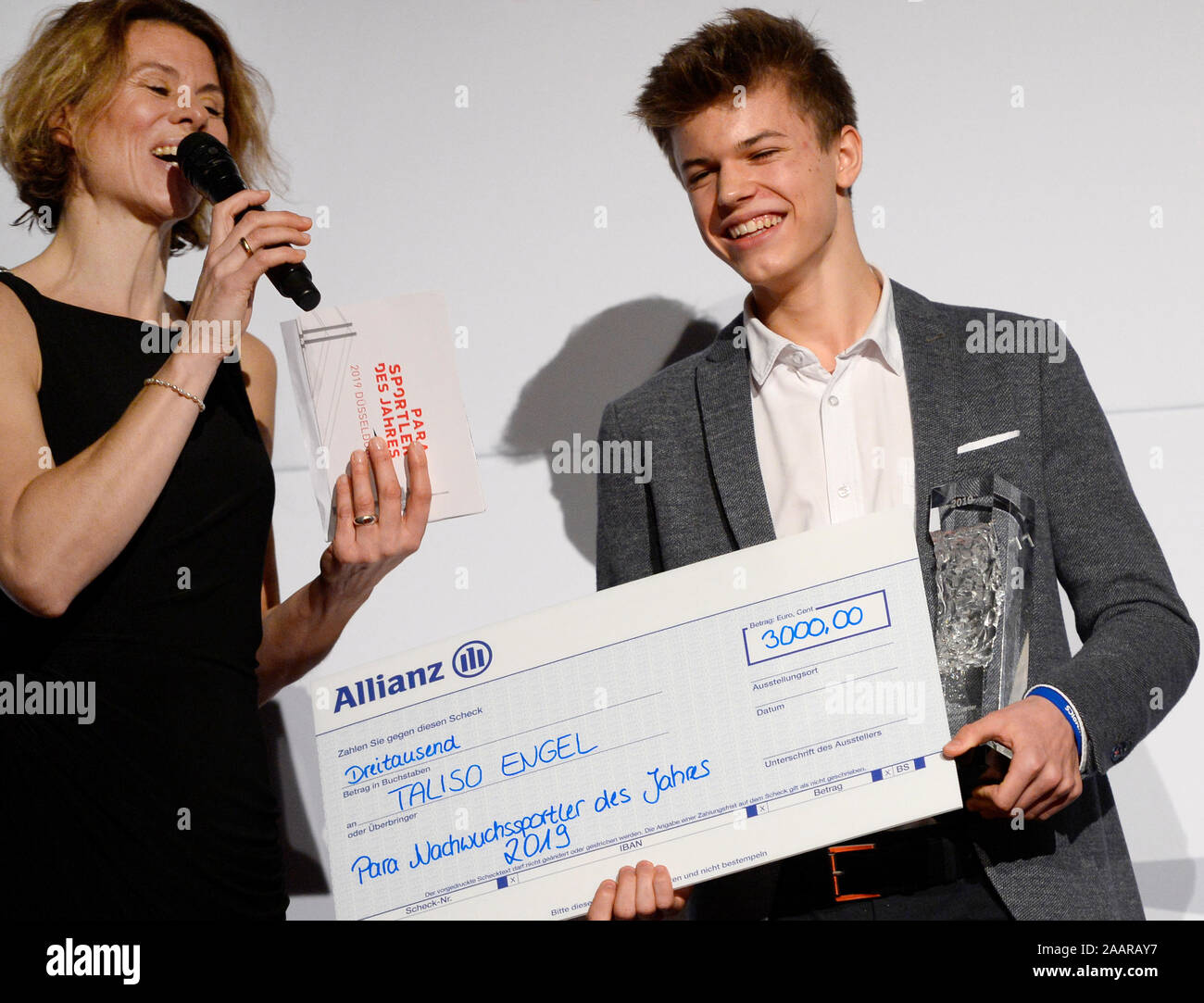 Duesseldorf, Germany. 23rd Nov, 2019. Taliso Engel (17, TSV Bayer 04  Leverkusen, Para Schwimmen) is happy about the award for Para Junior 2019.  Engel won the gold medal at the Para Swimming