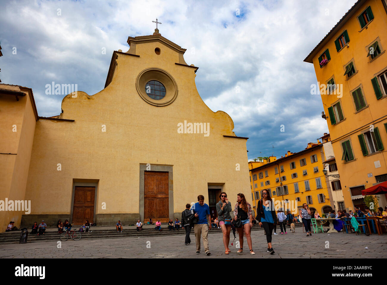 Young people walk by the Basilica di Santo Spirito, Florence Stock Photo