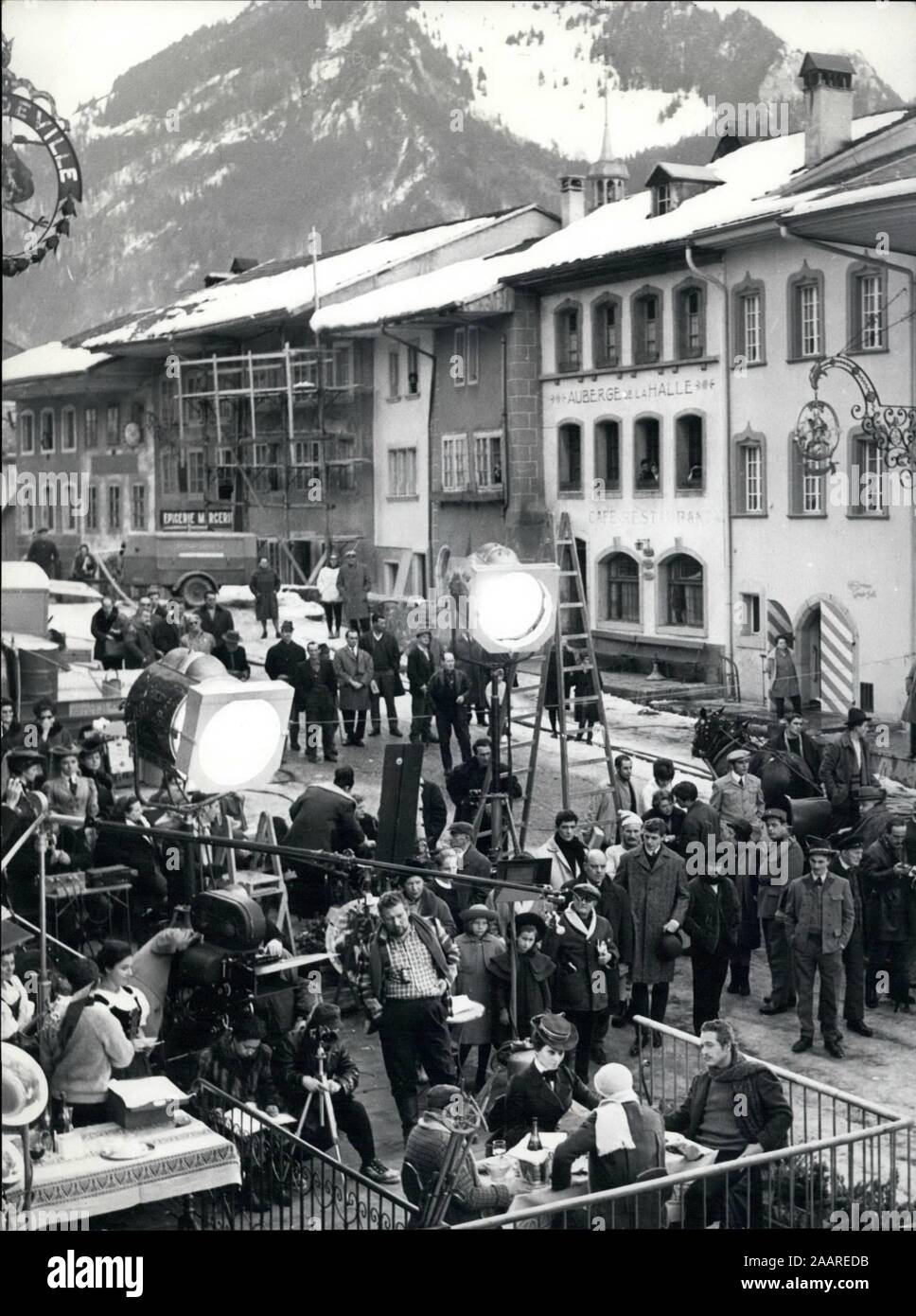 1964 - Gruyere, Switzerland - The film ''Lady L'' is now being produced in the romantic atmosphere and medieval scenery of the little Swiss town, Gruyere. The principal roles are played by SOFIA LOREN, PAUL NEWMAN, DAVID NIVEN, and PETER USTINOV, all seated at a table surrounded by cast and crew, and mountains while filming a scene for the movie. Credit: Keystone Pictures USA/ZUMAPRESS.com/Alamy Live News Stock Photo