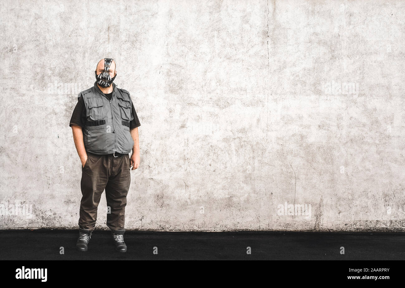 Man in Bane's mask posing for a photo in Hollywood blvd Stock Photo Alamy