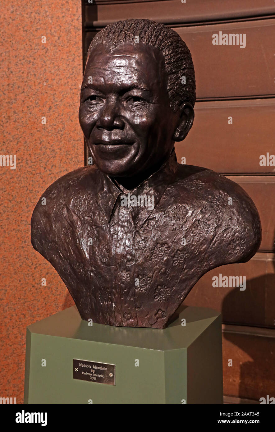 Nelson Mandela statue, Glasgow City Chambers entrance, by Deirdre Nicholls,2014 Stock Photo