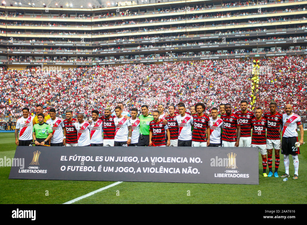 Lima, Peru. 23rd Nov, 2019. Teams togheter before the 2019 Copa Libertadores Final between Flamengo of Brazil and River Plate of Argentina at Estadio Monumental 'U'  in Lima, Peru on 23 Nov 2019. Credit: SPP Sport Press Photo. /Alamy Live News Stock Photo