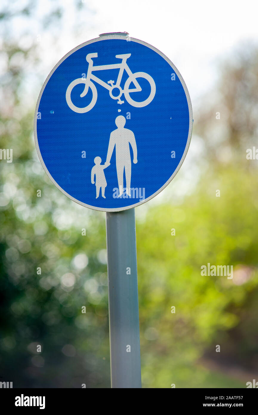 Shared path sign signs hires stock photography and images Alamy