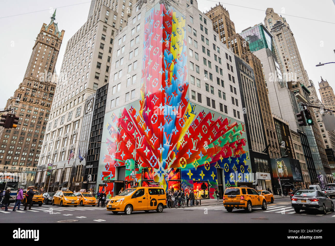 Noel Y Calingasan  NYC on Twitter Louis Vuitton holiday window  installation 2020 Louis Vuitton unveiled its holiday window installation  featuring a towering snowy Christmas Tree that scales the entire corner  facade
