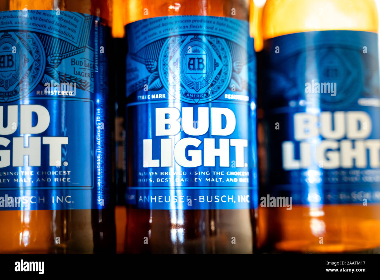 Пиво с синей этикеткой. Пиво с голубой этикеткой. Бутылочное пиво с голубой этикеткой. Пиво с голубой этикеткой в стекле. Этикетка бутылки с пивом Bugl Light.