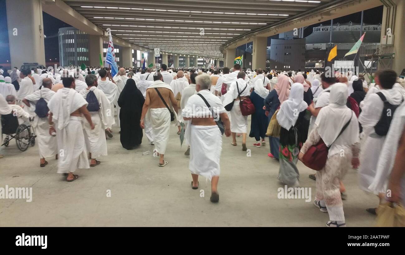 Mecca, Saudi Arabia, september 2016., Muslim pilgrims walk to perform 'stoning of the devil' ritual at one of wall pillars (jamrah) in Mina Saudi Arab Stock Photo