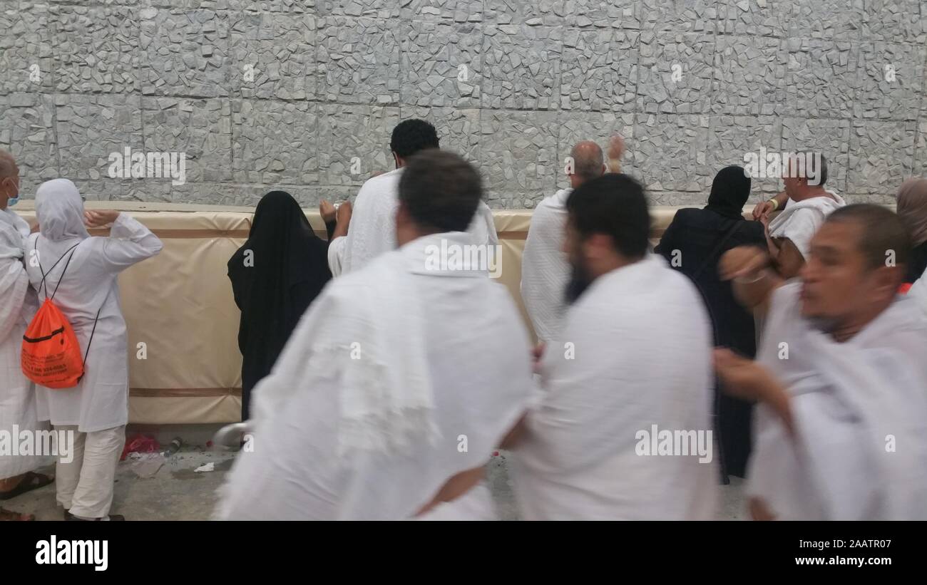Mecca, Saudi Arabia, september 2016., Muslim pilgrims walk to perform 'stoning of the devil' ritual at one of wall pillars (jamrah) in Mina Saudi Arab Stock Photo