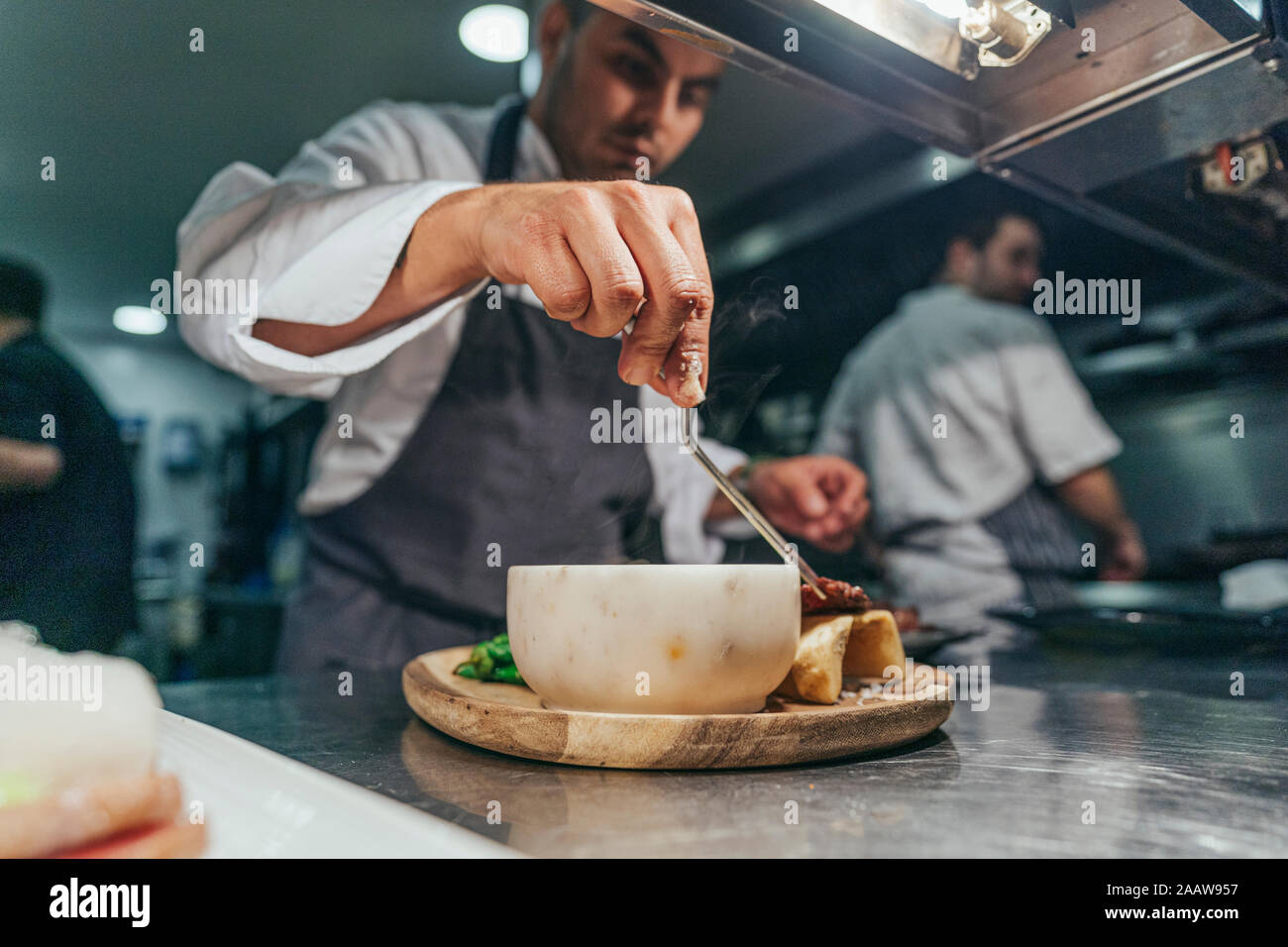 Chef garnishing chopping board with food Stock Photo - Alamy