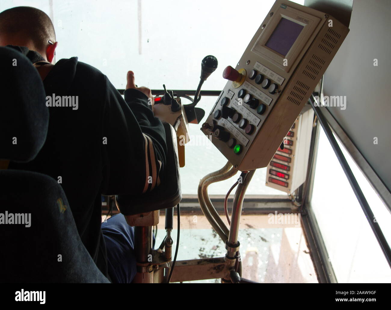 Crane operator unloading sea hi-res stock photography and images - Alamy