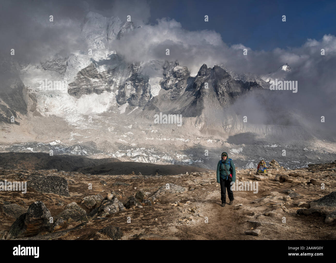 Woman trekking in the Himalayas, Solo Khumbu, Nepal Stock Photo