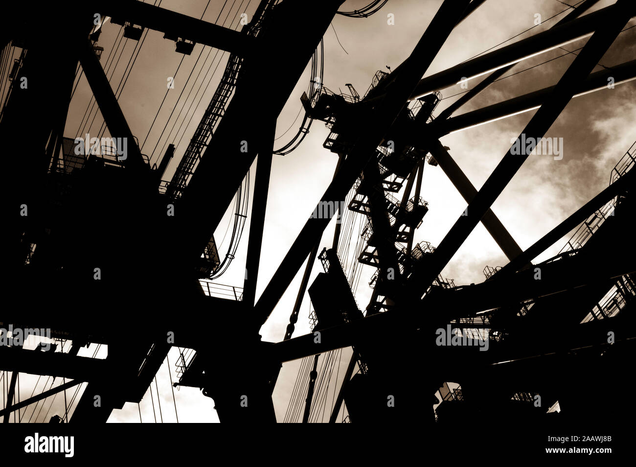 Simicranes Cranes work shipping dock hi-res stock photography and images - Alamy