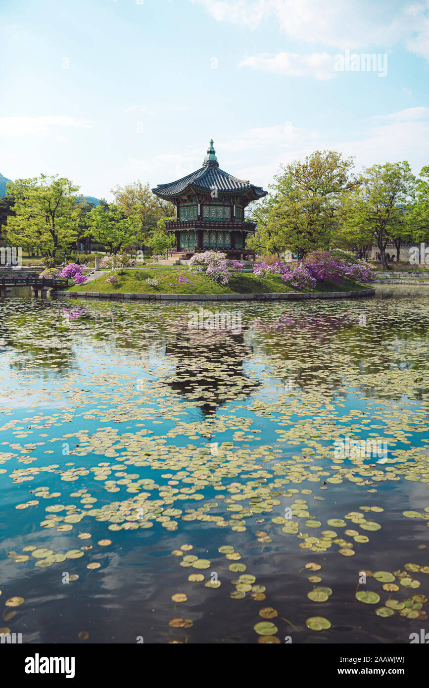 View of pond and pagoda, Gyeongbokgung, Seoul, South Korea Stock Photo