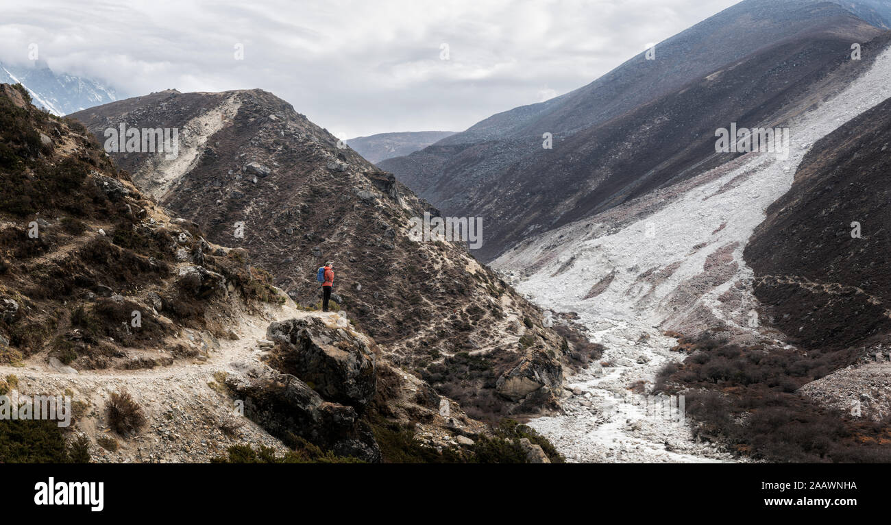Young woman trekking in the Himalayas near Dingboche, Solo Khumbi, Nepal Stock Photo